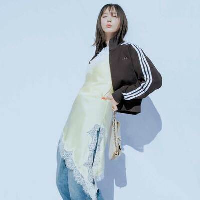 本田翼、太めデニムに今っぽさを足すには？「繊細な素材が絡むと…」スポーティ×ランジェリーの色気デニムコーデをご紹介