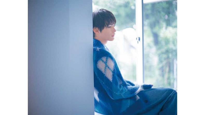 神尾楓珠、ぬくぬくニットに包まれた柔らかい表情がメロすぎる♡「全然変わってないんですよね(笑)」10周年を迎えた心境をインタビュー!