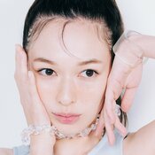 森絵梨佳、肌の透明度マシマシ♡【クリアアクセ】を顔まわりにON!透けレイヤードのお手本に