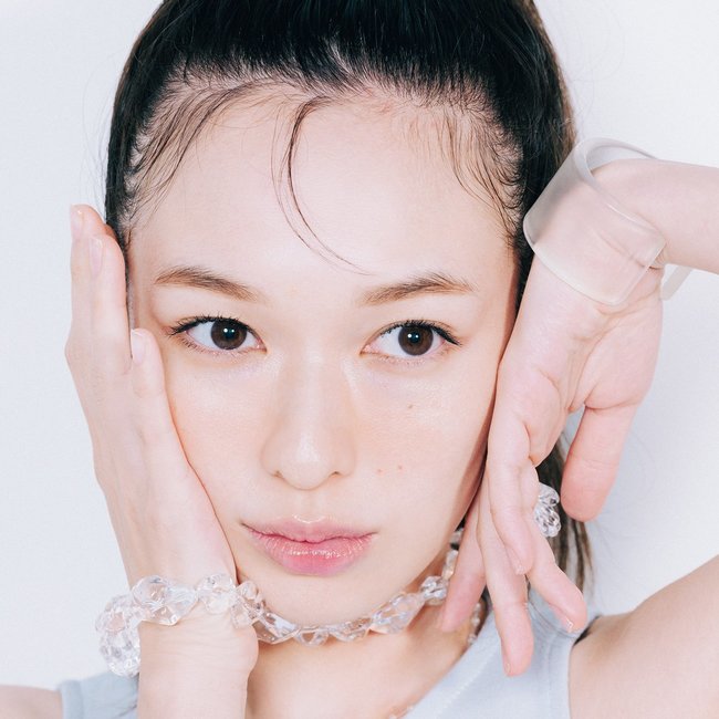 森絵梨佳、肌の透明度マシマシ♡【クリアアクセ】を顔まわりにON！透けレイヤードのお手本に