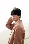 ブラウンのセットアップを着ている森田美勇人。ar2月号より