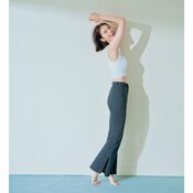 佐藤晴美、引き締まったくびれを大胆に披露!ヘルシーな魅力はどこから?日々のデトックス法をお披露目♡
