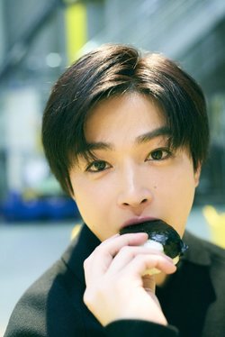 【おむすび男子Vol.10～曽田陵介とすじこ～】「焼きおにぎりにも挑戦したいな♡」緊迫した場面の撮影で、曽田さんの叫びに返事をしたのは？