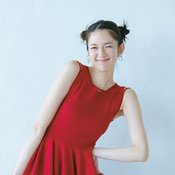 【刺激強めな赤ワンピ×カジュアル小物】バランス力で洒落感UP♡女性の魅力を引き出すレッドの組み合わせ技をお届け