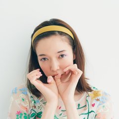 カチューシャにいちごミルクネイルが今っぽ可愛い！【くすみイエロー×ホワイティピンク】