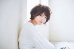 知的だけど愛らしい。 白シャツが似合う 大人の洗練ショート