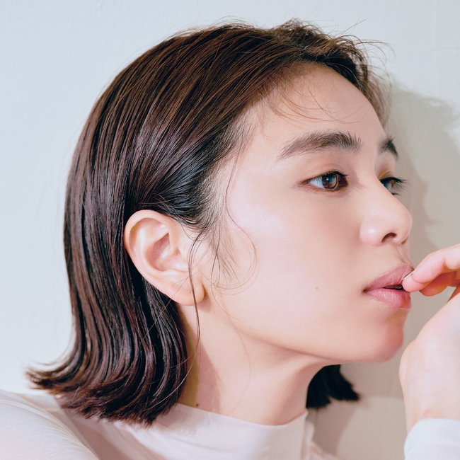 佐藤晴美、美しすぎる横顔に視線集中！ワントーンメイクで女っぽさを引き出す♡