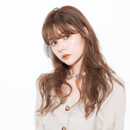 はかなげに動く毛先に女の子らしさをのぞかせて…