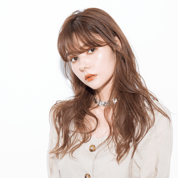 はかなげに動く毛先に女の子らしさをのぞかせて…