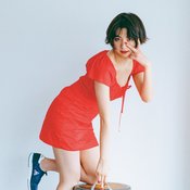 池田エライザの肌見せ服に全女子が憧れる…!真夏のオレンジレッドで人懐っこさ全開ガールに♡