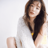 田中みな実、美脚ショット披露！「どうしても足に目がいく…」“色っぽく見せたい日”のメイク術もお届け