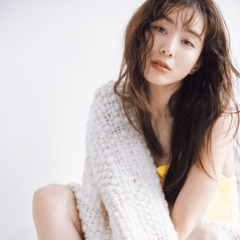 田中みな実、美脚ショット披露！「どうしても足に目がいく…」“色っぽく見せたい日”のメイク術もお届け