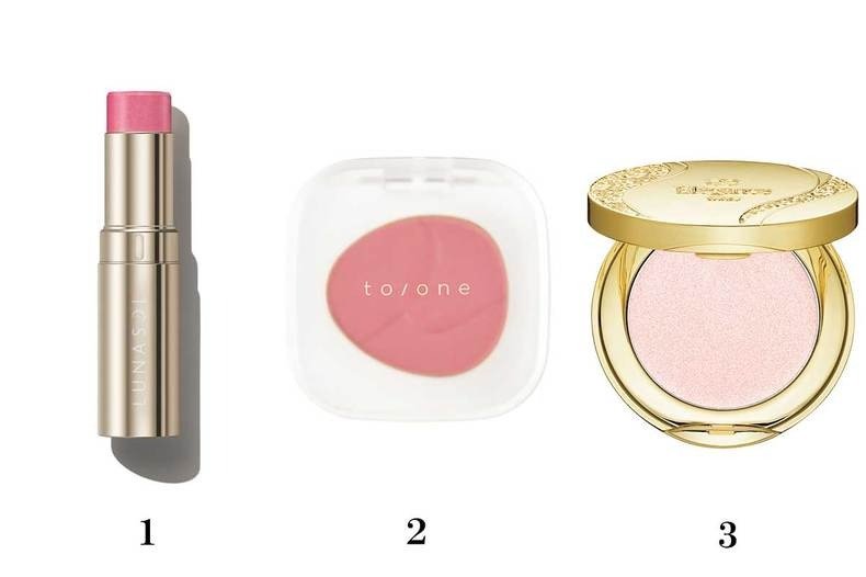 １ルナソル　ブラッシ ュスティック　EX02　￥4,950（限定発 売）／カネボウ化粧品　２トーン　ペタル フロート ブラッシュ 05　￥3,300　３エレガンス　スリーク フェイス N　PK 107 ￥3,300／エレガンス コスメティックス