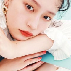 南沙良、上目遣いショットがずるいほど美人♡ 大人気HM笹本恭平がヴィンテージライクな秋メイクを施す