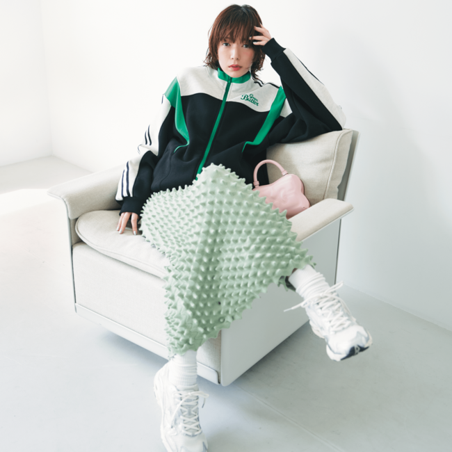 秋のグリーンコーデが今すぐ着たい可愛さ♡ 履くだけでオシャレ上級者になれる【メタリックスニーカーコーデ】