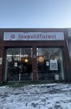 ソンスから歩いて行ける場所にあるoldforest、川を挟んで反対側には大学もあり、店内は若者で賑わっていました。