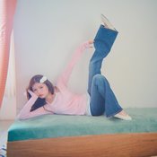 着方次第で甘くもハンサムにもなれる♡Y2Kの先頭を走り続ける【フレアデニム】コーデをご紹介