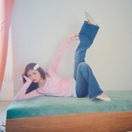 着方次第で甘くもハンサムにもなれる♡Y2Kの先頭を走り続ける【フレアデニム】コーデをご紹介