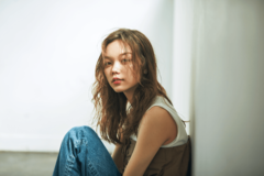 センシュアルなくびれ感で いつもの髪をワンランクアップ