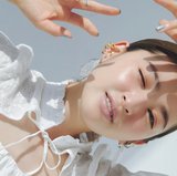 上西星来、この透明感の秘密は耳元にあり!? イヤリングとイヤカフのレイヤード作戦をレクチャー♡