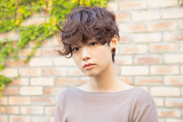 自在にゆれる奔放なカールで 男心をかき乱しちゃう!?