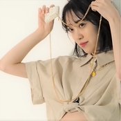 堀未央奈の「猫のポーズ」にドキっ♡チラ見えするくびれが美しすぎる!【密着動画】