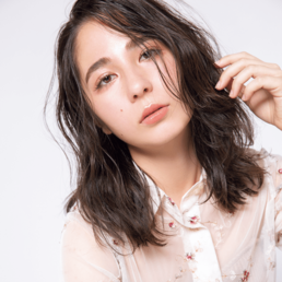あからさまに隠しちゃダメ!さりげないパーマで産まれながらの小顔感をアピール