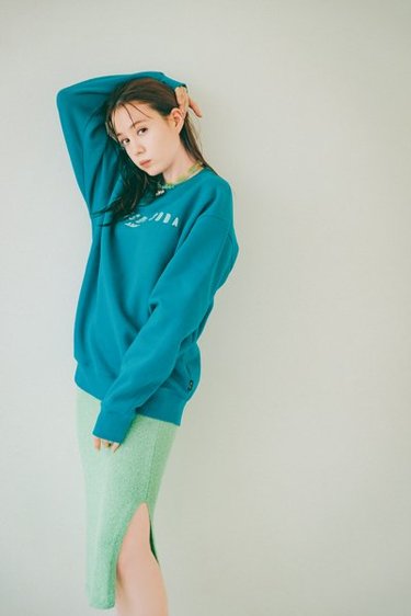 トリンドル玲奈、ミント色のセットアップと編み込みおさげで90'sガール