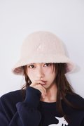 キュートなベル型ハットをかぶる山本舞香さん