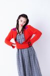 ニットカーディガン ¥72,732/ノット イエット エフワイアイ(ビームス公式オンラインショップ ) チェックワンピース ¥9,900/カプリシュレマージュ フープピアス(黒) ¥2,310/ミミサンジュウサン(サンポークリエイト)