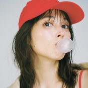 広瀬アリス「気持ちがときめいて、素敵でした」赤ワンピ×トレンチで大人の色気コーデを披露♡arweb限定の質問も
