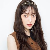 【ガーリーにエラ隠し】フェイスラインを華麗にカモフラするなら、上品な細カチューシャを。
