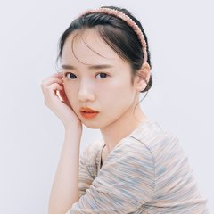 デートにもデイリーにも♡ 齊藤京子がお手本！自然な色気が出せる【カチューシャ×お団子】HOW TO