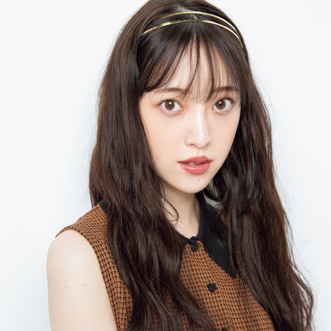 【ガーリーにエラ隠し】フェイスラインを華麗にカモフラするなら、上品な細カチューシャを。