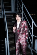 超特急・ハル/柏木 悠 ジャケット¥85,800、パンツ¥44,000、シャツ¥53,900/アナーキスト テイラー、イヤーカフ¥3,300、リング¥4,950/エルエイチエムイー、メガネ¥35,200/クオン(シアンPR)