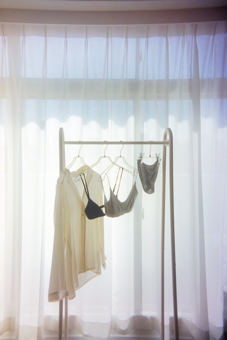 （右）ブラジャー￥6,270、ショーツ￥2,200（参考価格）／ケンテ（ケンテ カスタマーセンター）　（中）ブラジャー￥5,500／ザヴァージンズ　（左）シャツ￥19,990／インティミッシミ（インティミッシミ 渋谷文化村通り店）