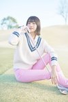 ニット￥36,300、シャツ￥20,900、パンツ￥29,700／RLX GOLF　グローブ￥2,599／ティゴラ