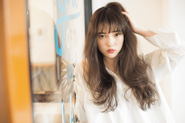 シースルーバングで 清純派なムードを醸して♥