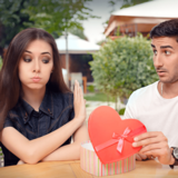 それじゃあ幸せになれないかも…好きじゃない人から食事に誘われたときの正しい行動って？【DJあおい】