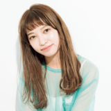 ウエットな質感で楽しむ 大人キュートなオン眉バング