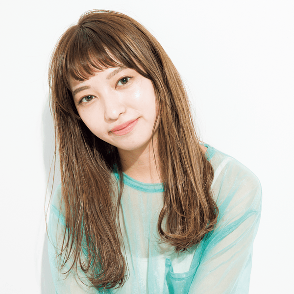 ウエットな質感で楽しむ 大人キュートなオン眉バング