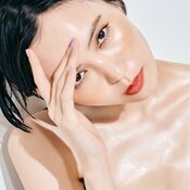 レッドブラウンで”いいおんなムード”を高める♡ 洗練された【ヌケ肌メイク】HOW TO