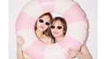 森日菜美（左）、和内璃乃（右）。2026年ar7月号より<br>[森日菜美]水着￥19,800／サンアイリゾート　サングラス￥19,800／カリン（H3O ファッションビュロー）　サンダル￥17,600／メリッサ（メリッサ シューズ ジャパン）<br>&nbsp;[和内璃乃]水着￥19,800／アルコミスモ　サングラス￥38,000／ジェントルモンスター（エム）　サンダル￥9,900／チャールズ&amp;キース（チャ ールズ＆キース ジャパン）