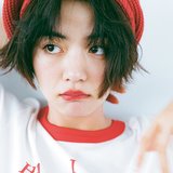 池田エライザ、ミニスカ×ソックスの色気やば♡ チラ見え赤小物を仕込んで気分アゲ