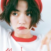 池田エライザ、ミニスカ×ソックスの色気やば♡ チラ見え赤小物を仕込んで気分アゲ