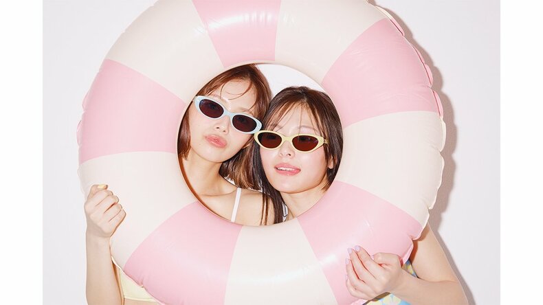 森日菜美（左）、和内璃乃（右）。2026年ar7月号より<br>[森日菜美]水着￥19,800／サンアイリゾート　サングラス￥19,800／カリン（H3O ファッションビュロー）　サンダル￥17,600／メリッサ（メリッサ シューズ ジャパン）<br>&nbsp;[和内璃乃]水着￥19,800／アルコミスモ　サングラス￥38,000／ジェントルモンスター（エム）　サンダル￥9,900／チャールズ&amp;キース（チャ ールズ＆キース ジャパン）