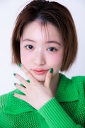 キャミソール(黒) ¥4,950/カプリシュレマージュ イヤリング(シルバー) ¥2,200/アネモネ(サンポークリエイト) ニットカーディガン(グリーン)/スタイリスト私物