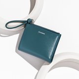 【編集部員の購入品】唯一無二なブルーとストラップデザインが乙女ゴコロをくすぐる♡編集部員イチオシのジルサンダーの財布をご紹介