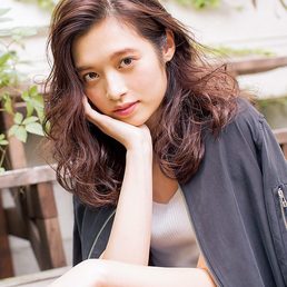 オールバック風のクールなミディアム女子