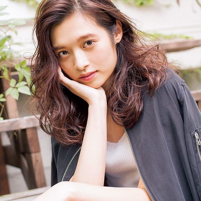 オールバック風のクールなミディアム女子